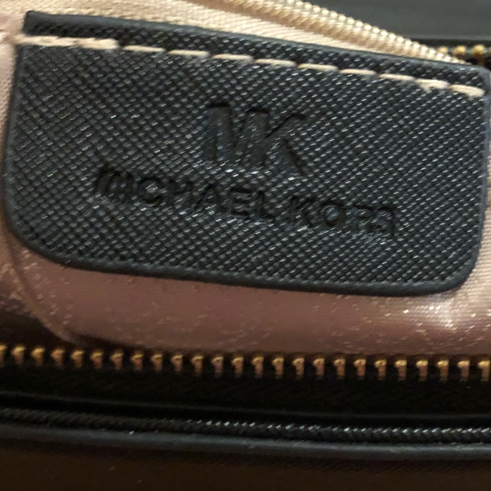 Michael Kors black crossbody with gold details - Picture 7 of 12